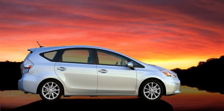 2012 Toyota Prius V minivan unveiled at Detroit Auto Show