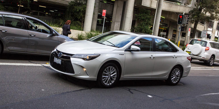 2015-honda-accord-hybrid-toyota-camry-hybrid-lexus-is300h-hybrid-comparison-66