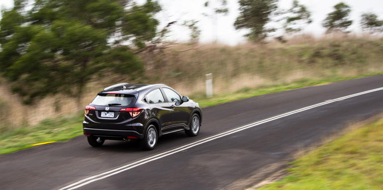 2015-honda-hrv-v-renault-captur-comparison-1