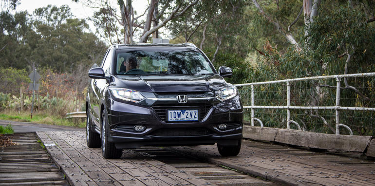 2015-honda-hrv-v-renault-captur-comparison-10