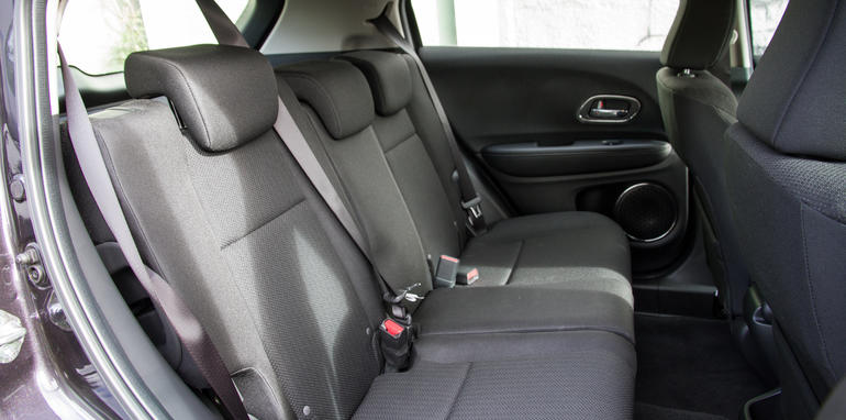 2015-honda-hrv-v-renault-captur-comparison-25