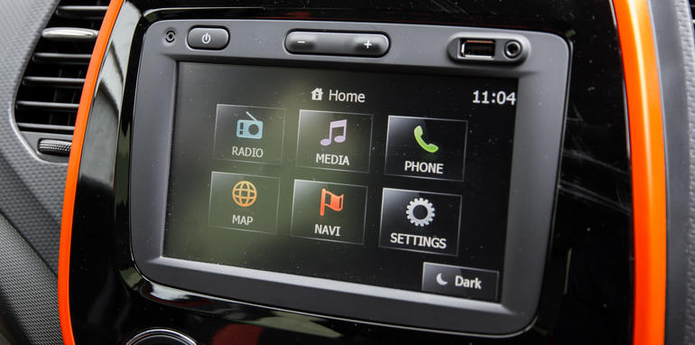 2015-honda-hrv-v-renault-captur-comparison-53