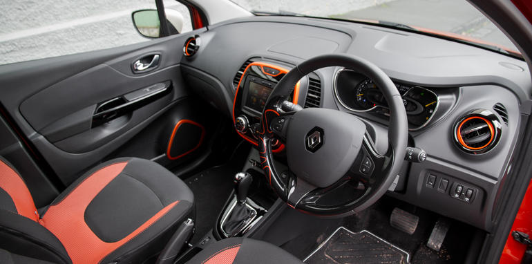 2015-honda-hrv-v-renault-captur-comparison-54