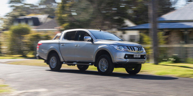 Nissan navara vs triton #2