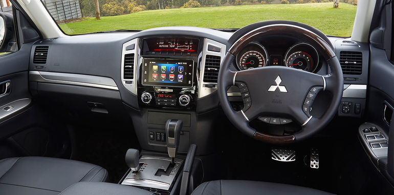 2016_mitsubishi_pajero_australia_02_carplay_android-auto
