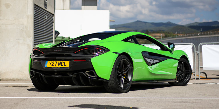 2016-mclaren-570s-coupe-21