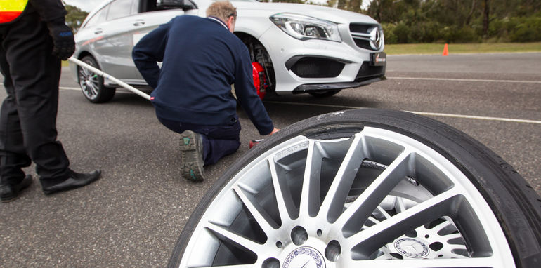 The fake wheel broke every time in the pothole test at 50km/h.