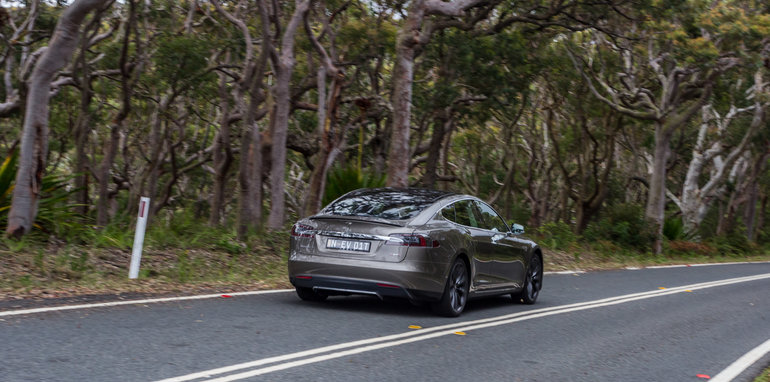 2015 Tesla Model S P85D v 2015 Audi RS7-118