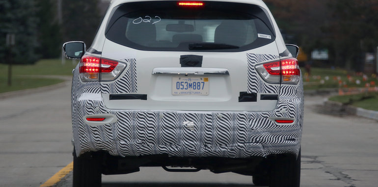 2016_nissan_pathfinder_spy-photos_05