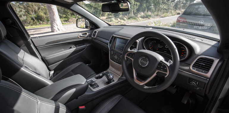 2016-jeep-grand-cherokee-volkswagen-touareg-comparison-12