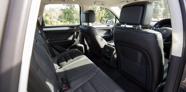 2016-jeep-grand-cherokee-volkswagen-touareg-comparison-25