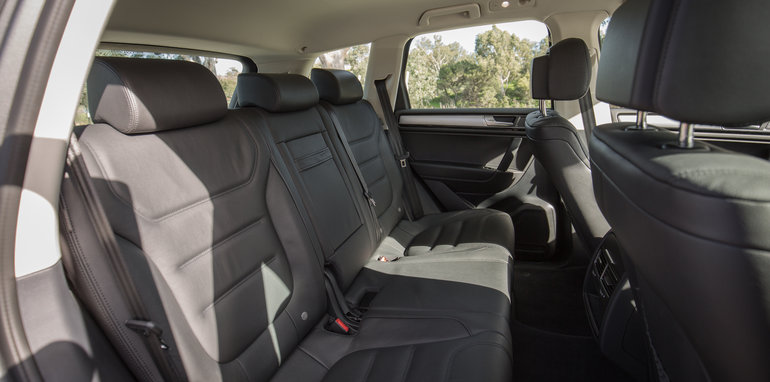 2016-jeep-grand-cherokee-volkswagen-touareg-comparison-26