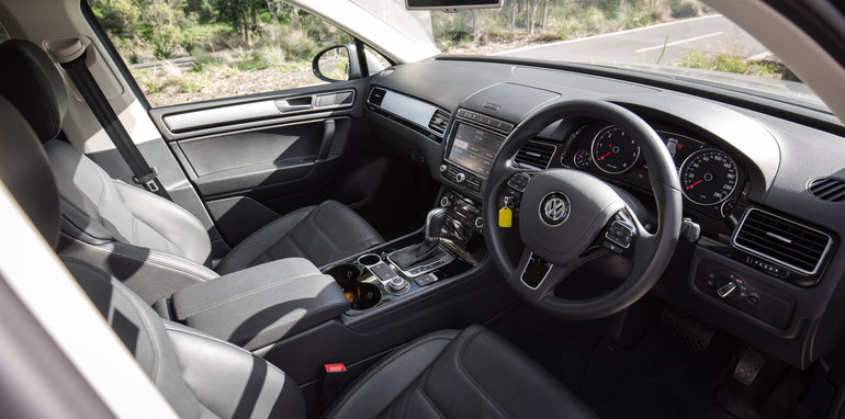 2016-jeep-grand-cherokee-volkswagen-touareg-comparison-27