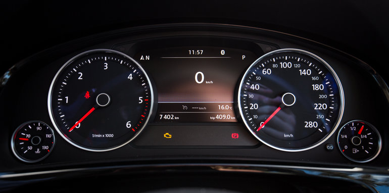 2016-jeep-grand-cherokee-volkswagen-touareg-comparison-37