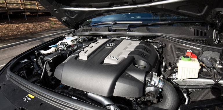 2016-jeep-grand-cherokee-volkswagen-touareg-comparison-39