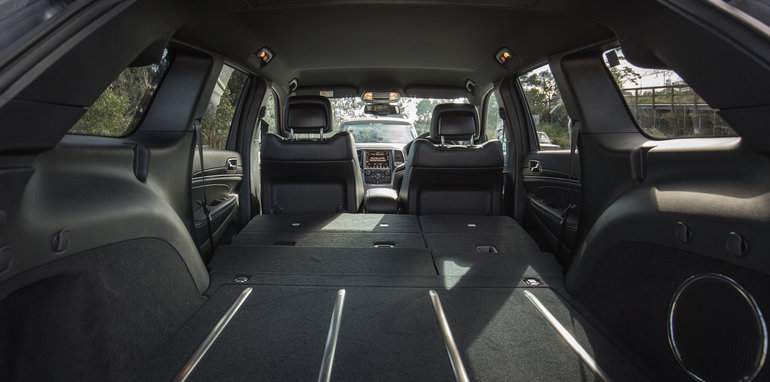 2016-jeep-grand-cherokee-volkswagen-touareg-comparison-4