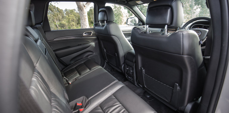 2016-jeep-grand-cherokee-volkswagen-touareg-comparison-5
