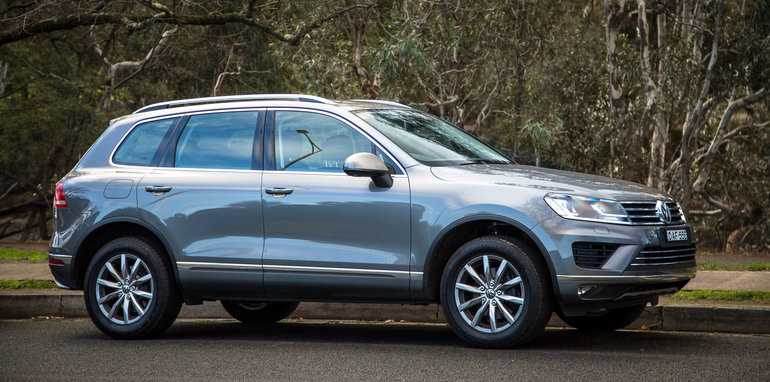 2016-jeep-grand-cherokee-volkswagen-touareg-comparison-57