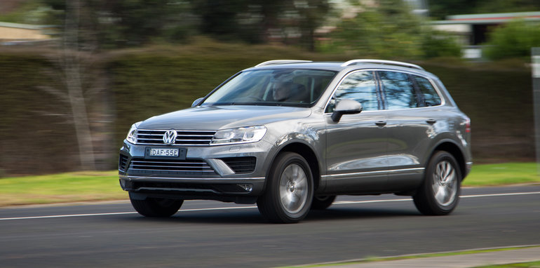 2016-jeep-grand-cherokee-volkswagen-touareg-comparison-65