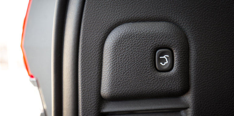 2016-jeep-grand-cherokee-volkswagen-touareg-comparison-7