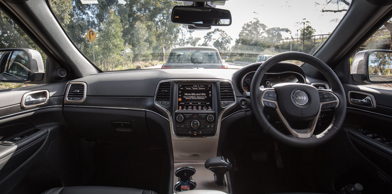 2016-jeep-grand-cherokee-volkswagen-touareg-comparison-9