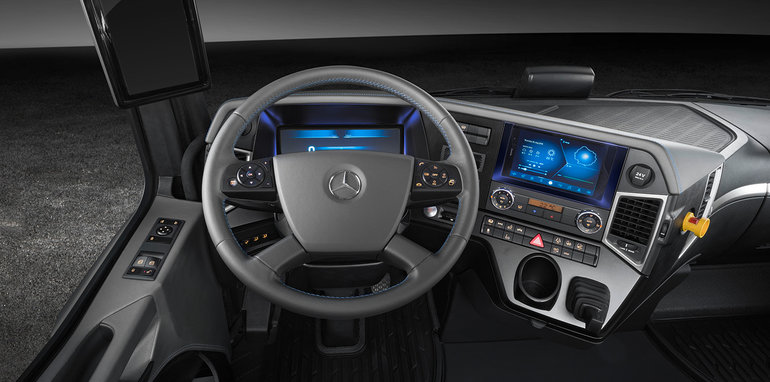 Mercedes-Benz urban eTruck, Interieur, dreiachsiger Verteiler-Lkw, 2 x 125 kW, 2 x 500 Nm, 3 Module Lithium-Ionen-Batterien, Gesamtkapazität: 212 kWh, elektrisch angetriebene Hinterachse, Reichweite: bis zu 200 km, zul. Gesamtgewicht: 26 t ; Mercedes-Benz urban eTruck, Interior, three-axle short-radius distribution truck, 2 x 125 kW, 2 x 500 Nm, 3 modules of lithium-ion batteries, total capacity: 212 kWh, electrically driven rear axle, operating range: up to 200 km, permissible gross vehicle weight: 26 t;