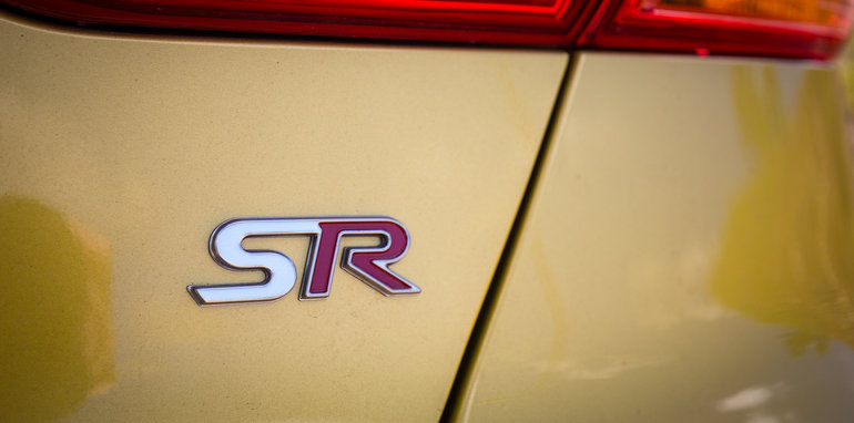 2016-honda-civic-rs-v-hyundai-elantra-sr-turbo-comparison-12