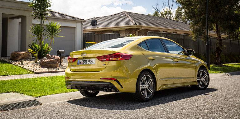 2016-honda-civic-rs-v-hyundai-elantra-sr-turbo-comparison-2