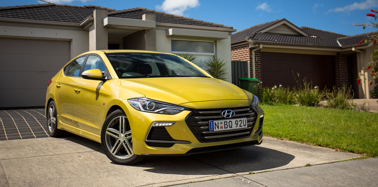 2016-honda-civic-rs-v-hyundai-elantra-sr-turbo-comparison-21