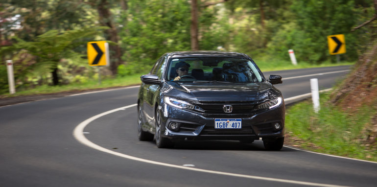 2016-honda-civic-rs-v-hyundai-elantra-sr-turbo-comparison-22
