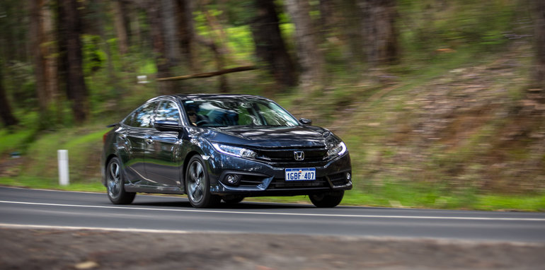 2016-honda-civic-rs-v-hyundai-elantra-sr-turbo-comparison-25
