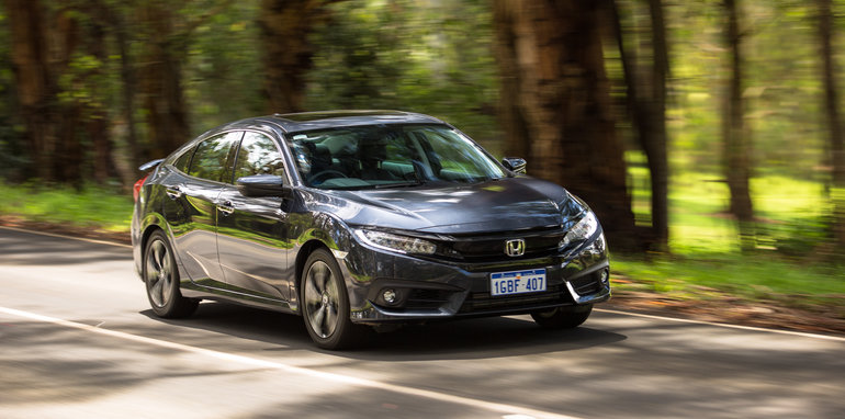2016-honda-civic-rs-v-hyundai-elantra-sr-turbo-comparison-28