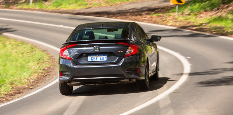 2016-honda-civic-rs-v-hyundai-elantra-sr-turbo-comparison-29