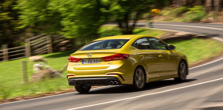 2016-honda-civic-rs-v-hyundai-elantra-sr-turbo-comparison-30