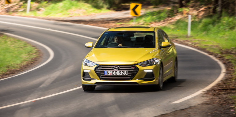 2016-honda-civic-rs-v-hyundai-elantra-sr-turbo-comparison-31