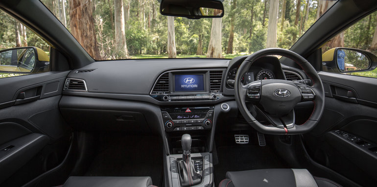 2016-honda-civic-rs-v-hyundai-elantra-sr-turbo-comparison-46