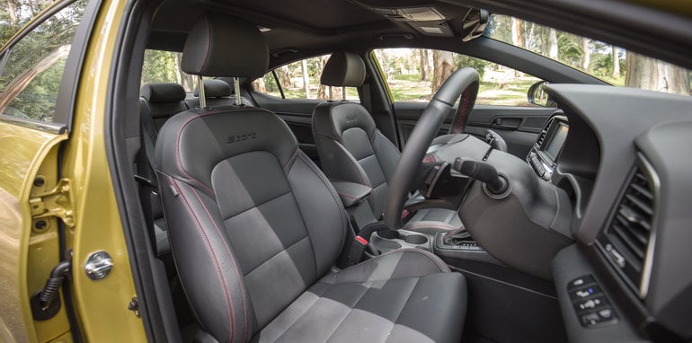 2016-honda-civic-rs-v-hyundai-elantra-sr-turbo-comparison-48