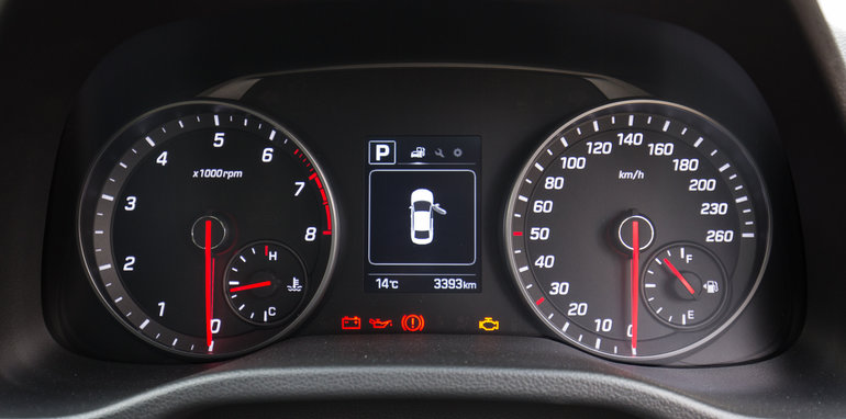 2016-honda-civic-rs-v-hyundai-elantra-sr-turbo-comparison-49
