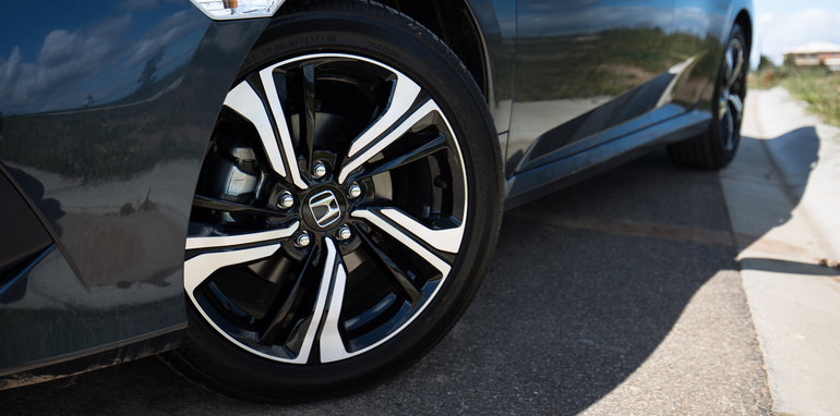 2016-honda-civic-rs-v-hyundai-elantra-sr-turbo-comparison-5