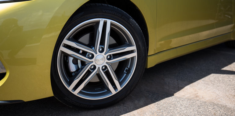 2016-honda-civic-rs-v-hyundai-elantra-sr-turbo-comparison-6