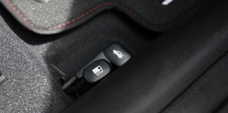 2016-honda-civic-rs-v-hyundai-elantra-sr-turbo-comparison-64