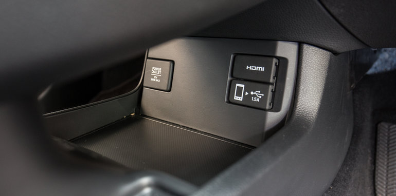 2016-honda-civic-rs-v-hyundai-elantra-sr-turbo-comparison-71