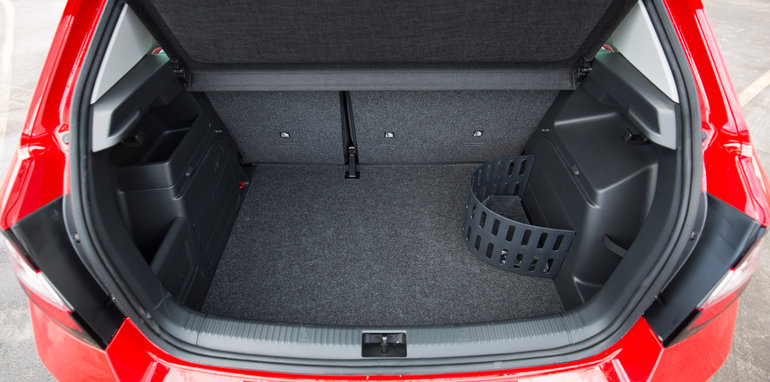 2016-mazda-2-v-skoda-fabia-comparison-1