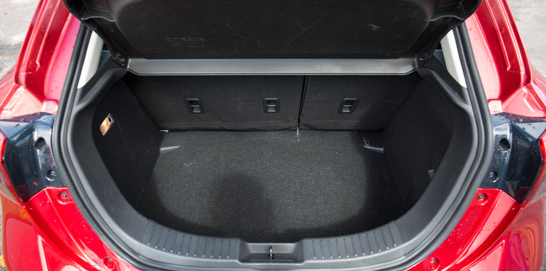 2016-mazda-2-v-skoda-fabia-comparison-16