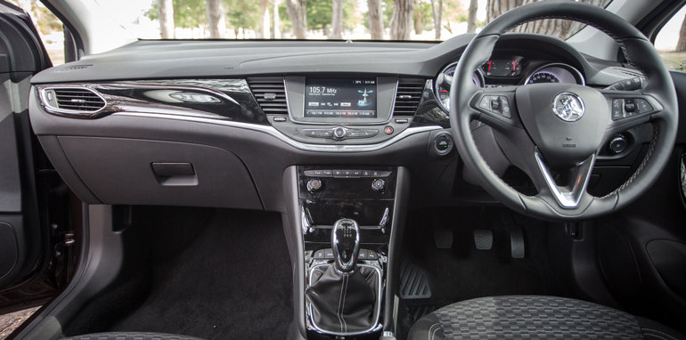 2017-small-hatch-comparo-renault-megane-zen-v-subaru-impreza-2-0-premium-v-holden-astra-12
