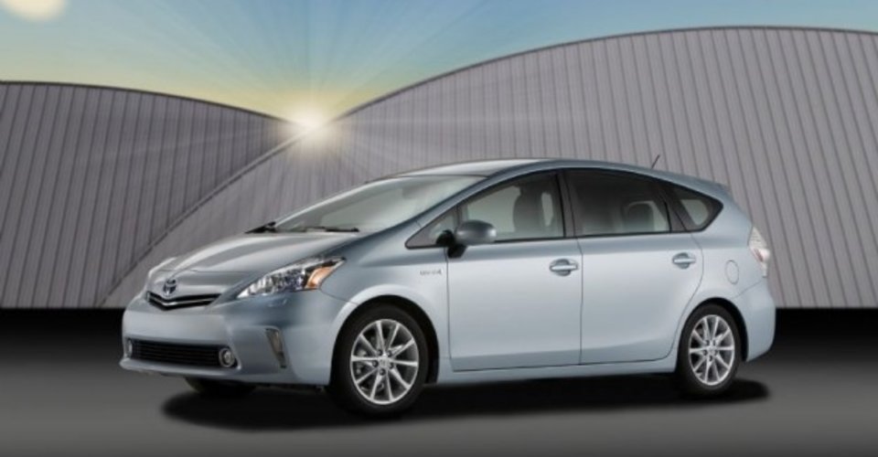 2012 Toyota Prius V minivan unveiled at Detroit Auto Show