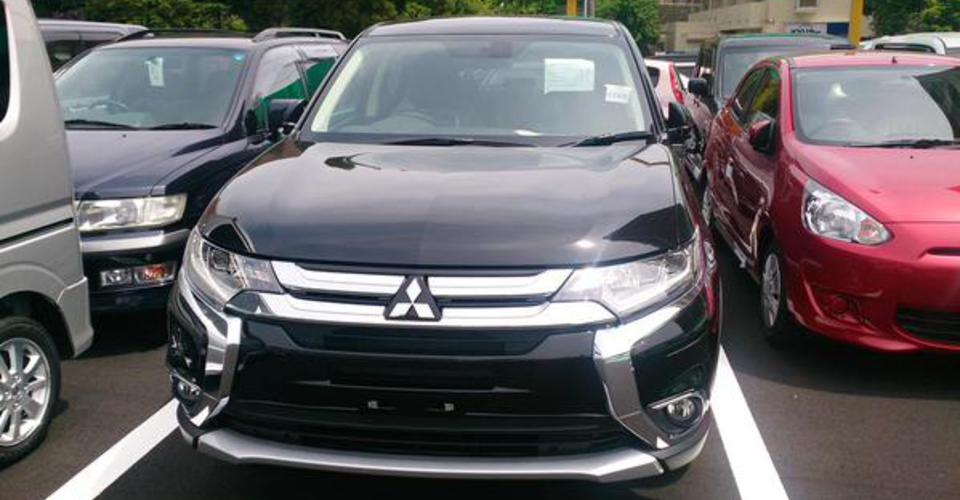 2016 Mitsubishi Outlander PHEV facelift spied - Photos (1 ...