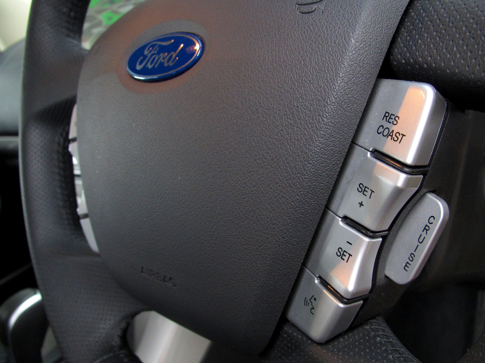 Ford-Territory-Titanium-Steering-Wheel.j