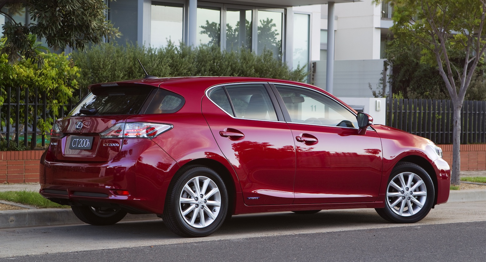 Lexus Ct200h: Hybrid Hatch Tweaked With Extra Features - Photos (1 Of 2)