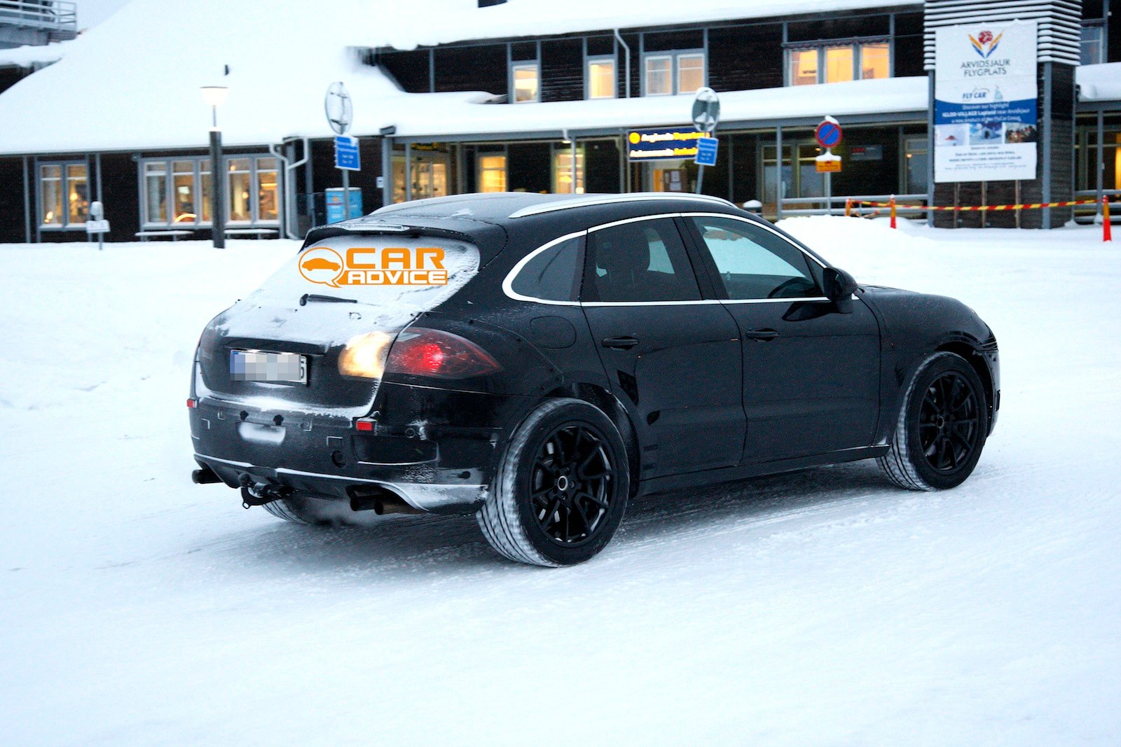 Porsche Macan baby Cayenne spied in the snow Photos (1 of 9)